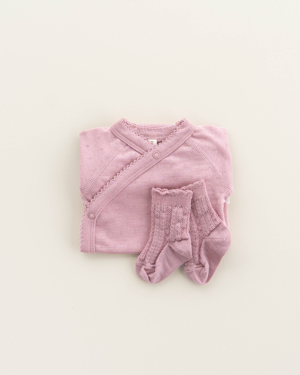 Ajour Babysocken aus Wolle - cameo rose