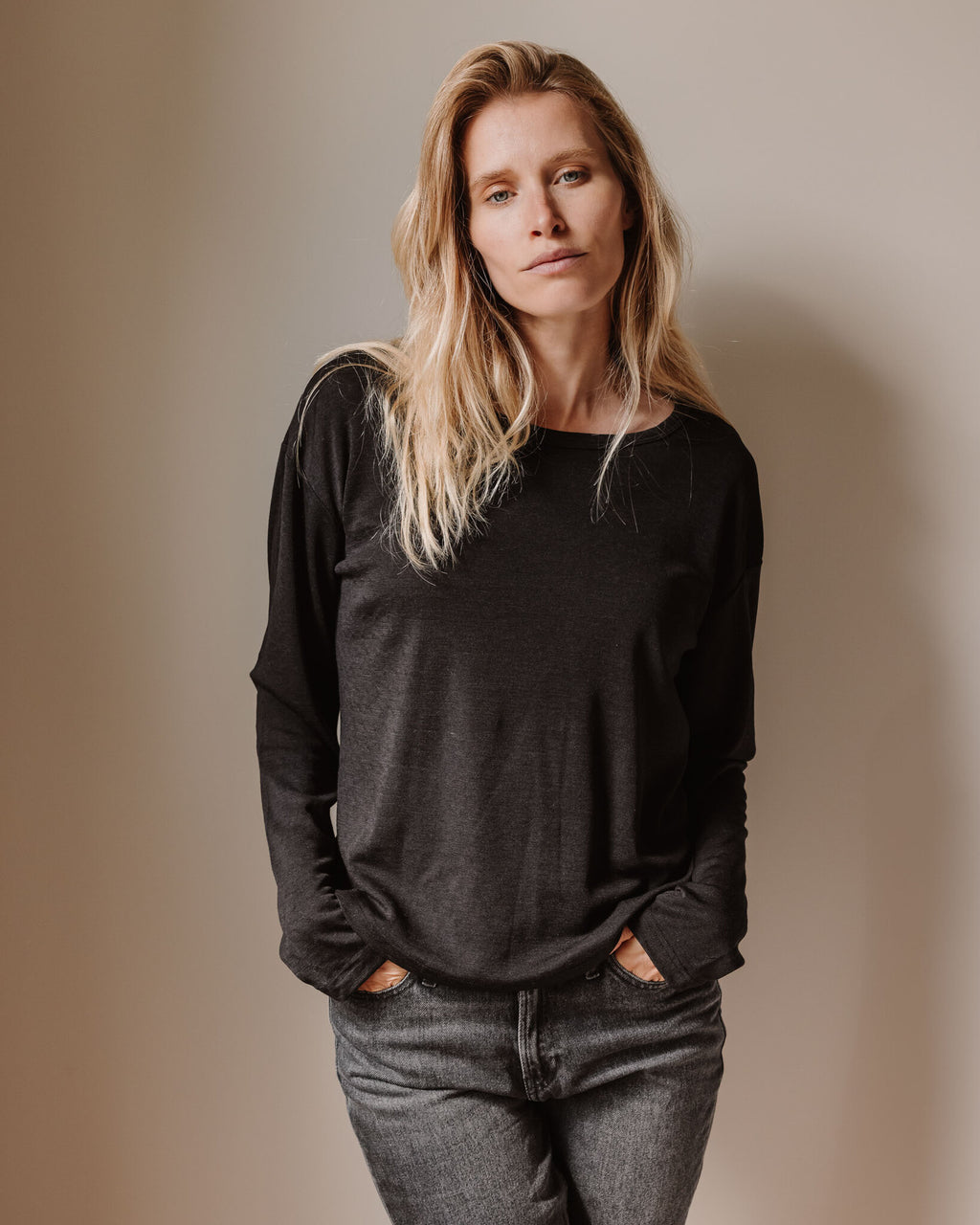 Mari relaxed-fit longsleeve van wol-zijde pointelle - ebony_