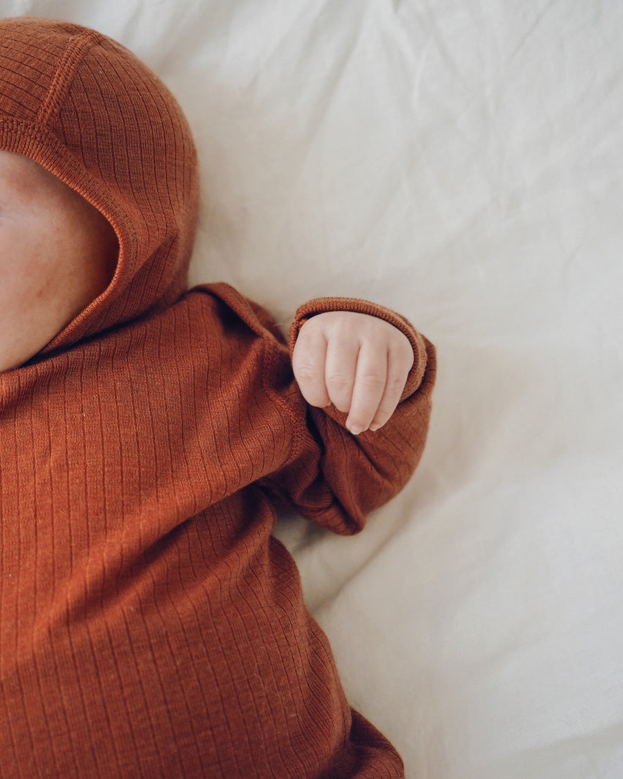 unaduna baby mutsje shirtje umber