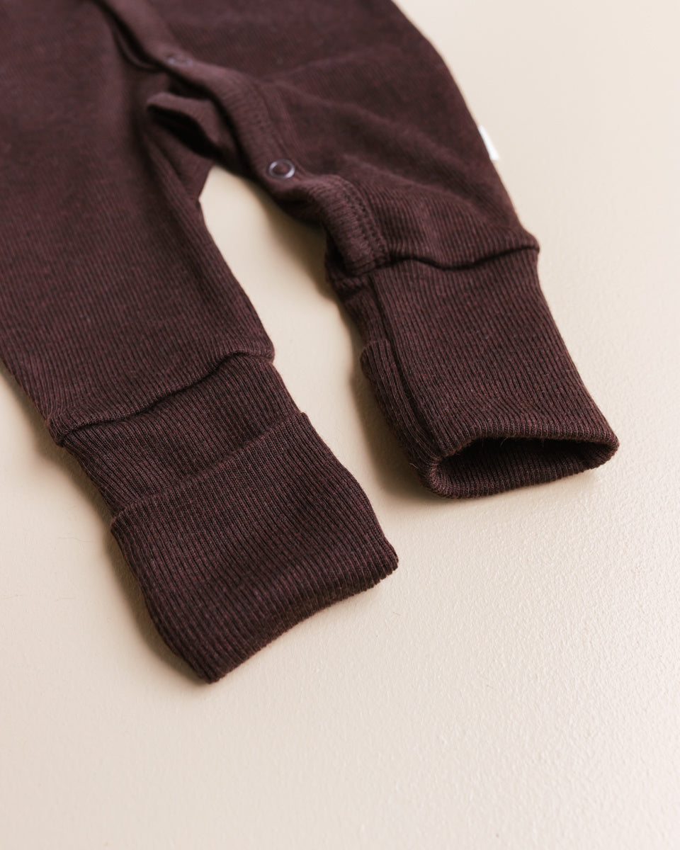 unaduna-babysuit-wool-kladdkaka-brown