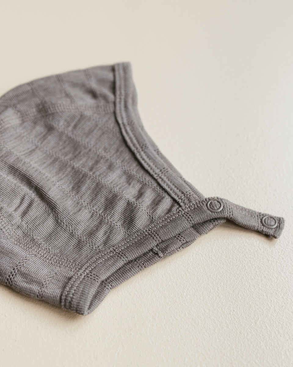 unaduna-mutsje-met-drukknoopje-streepjes-pointelle 2