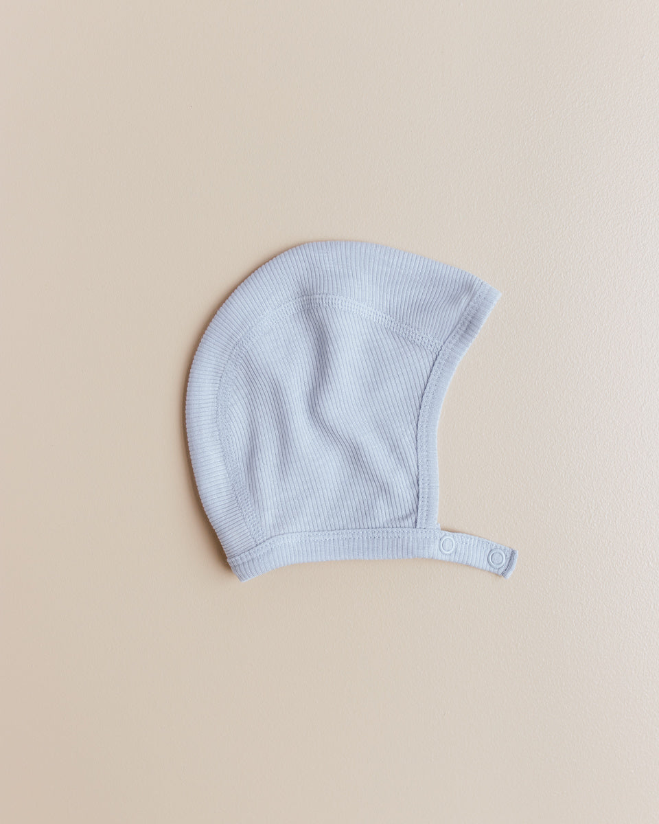 unaduna mutsje met drukknoopje tiny rib wol:zijde blue bird