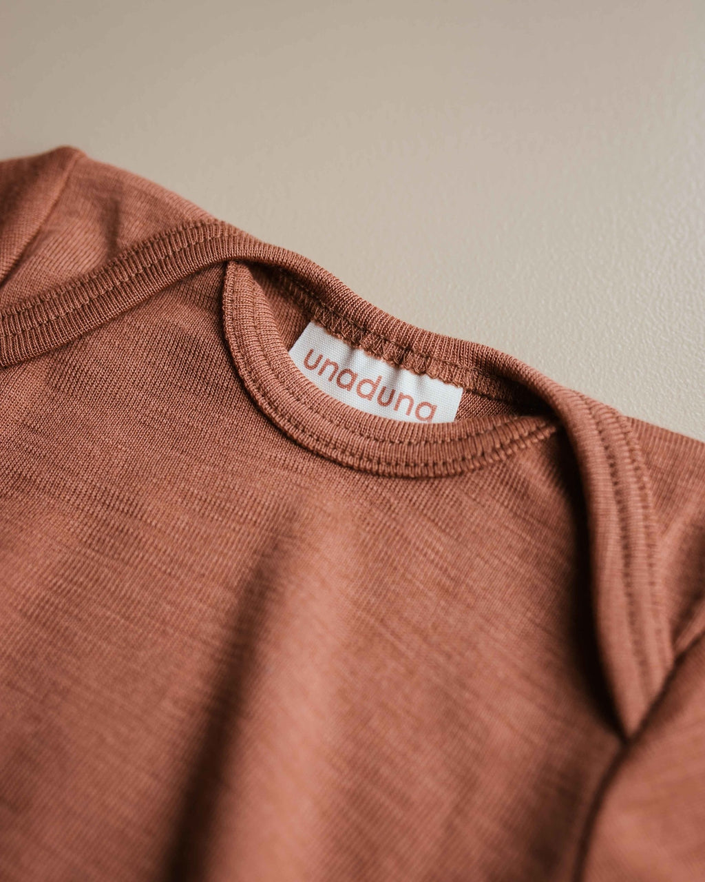 unaduna-siennaclay-baby-shirtje-evelop-wolzijde-10